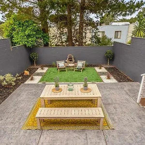 Feriehus Modern Fully Equipped 2-bedrooms With Patio & Backyard